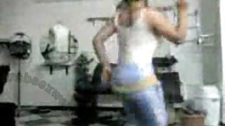 المكونات بعقب كبيرة تحت فستان أحمر سكس اجنبي مترجم للعربية ضيق